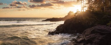 Tofino 'daki Pasifik Okyanusu' nun batı kıyısındaki Rocky Shore. Vancouver Adası 'ndaki Cox Bay, British Columbia, Kanada. Günbatımı Gökyüzü Sanatı Görüntüleyici.