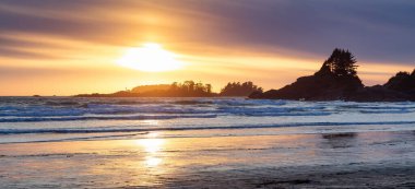 Tofino 'daki Pasifik Okyanusu' nun batı kıyısındaki Rocky Shore. Vancouver Adası 'ndaki Cox Bay, British Columbia, Kanada. Günbatımı Gökyüzü. Doğa Panoraması