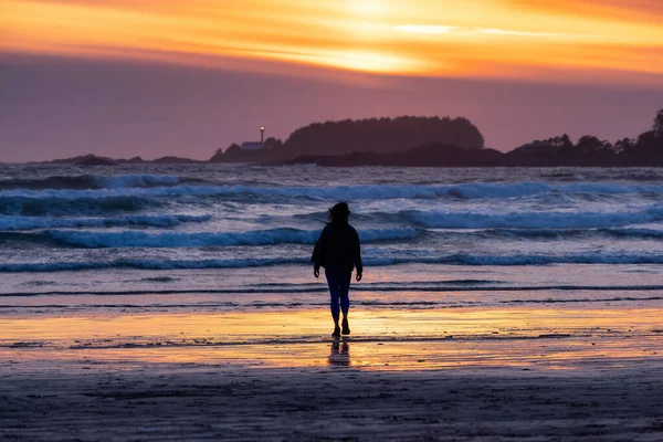 Adventurous Woman Standing Sandy Beach West Coast Pacific Ocean Cox — Stock Photo, Image