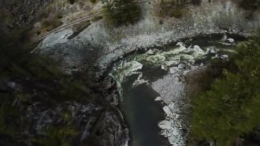 Kanada 'nın Britanya Kolumbiyası, Kanada' da Kanada Rocky Dağı manzarası tarafından yapılan hava uçuşu. Bulutlu Gökyüzü. Bahar sezonu