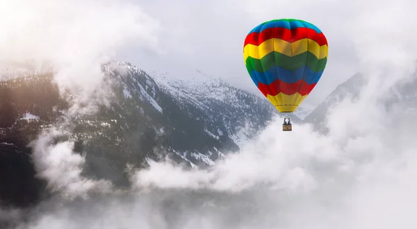 Hot Air Ballon Vliegen Door Canadese Mountain Landschap Rendering Adventure — Stockfoto