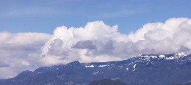 Kanada Dağ Manzarası 'nda Kabarık Bulutlar, Güneşli Gün. Squamish, British Columbia, Kanada. Doğa Arkaplanı.