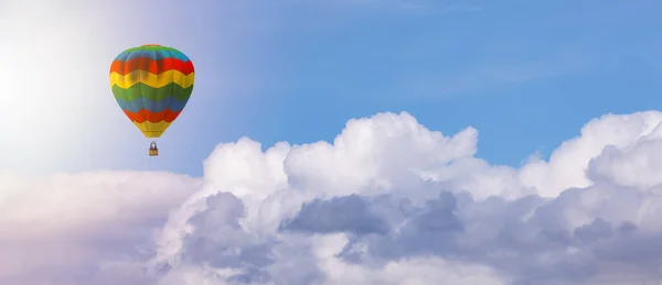 Warme Luchtballon Die White Puffy Clouds Vliegt Rendering Adventure Composite — Stockfoto