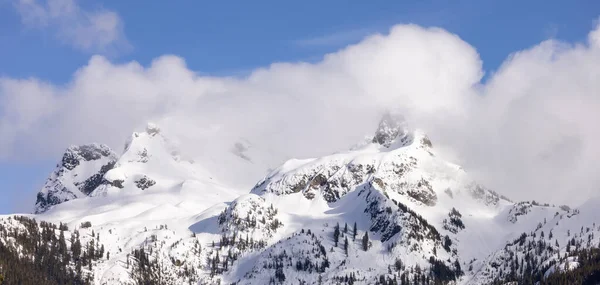 雪に覆われた空のパイロット山 カナダの風景自然背景 カナダのブリティッシュコロンビア州のスカミッシュ 晴れた日 — ストック写真