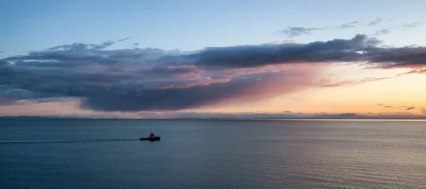 Tub Boat Rijden Stille Oceaan Aan Westkust Tijdens Zonsondergang West — Stockfoto