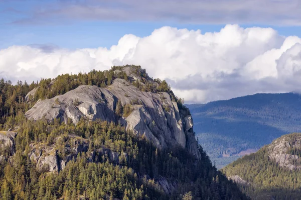 位于加拿大不列颠哥伦比亚省斯卡拉米什的高山上的岩石悬崖 自然背景 阳光灿烂 — 图库照片