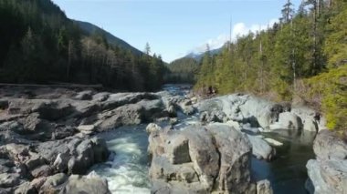 Nehirden akan taze su ve kayalar. Vancouver Adası, British Columbia, Kanada 'da çekilmiş. Doğa Arkaplanı. Sinematik