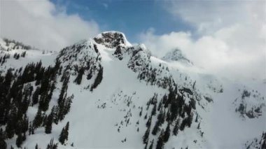 Kanada 'nın karla kaplı dağ manzarasının üzerinde uçan hava. British Columbia, Kanada. Dinamik Sinema
