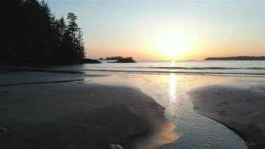 Pasifik Okyanusu 'nun batı kıyısındaki Sandy Beach Sunset' te. Tofino ve Ucluelet yakınlarında, Vancouver Adası, BC, Kanada. Kanada Doğa Arkaplanı. Sinematik