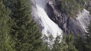 Kanada Doğa Manzarası 'nda dağdan aşağı akan şelale. Ağır çekim. Shannon Falls Squamish, British Columbia, Kanada.