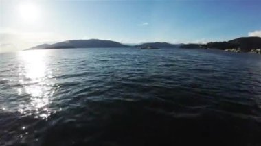 Güneşli bahar mevsimi günbatımında oruç tutmak. Arka plandaki dağ manzarası. Howe Sound, West Vancouver yakınlarında, British Columbia, Kanada.