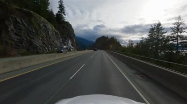Howe Sound, British Columbia, Kanada - 10 Nisan 2023: Pasifik 'in batı kıyısındaki Sky Highway' e gitmek. Bulutlu Günbatımı Gökyüzü