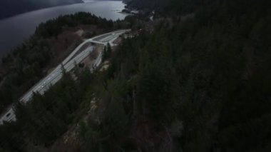 Bulutlu ve kasvetli günbatımında Deniz 'den Gökyüzü Karayolu' na Havadan Bakış. Howe Sound, Squamish ve Vancouver arasında, British Columbia, Kanada.