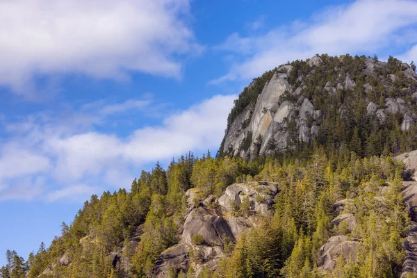 Rocky Kallioita Chief Mountain Squamish Kanada Luonnon Tausta Aurinkoinen Päivä — kuvapankkivalokuva