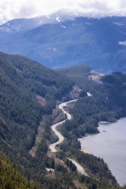 Squamish, BC, Kanada 'daki Sea' den Sky Highway 'e hava görüntüsü. Parlak güneşli bir gün. Büyüt