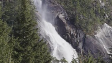 Kanada Doğa Manzarası 'nda dağdan aşağı akan şelale. Ağır çekim. Shannon Falls Squamish, British Columbia, Kanada.