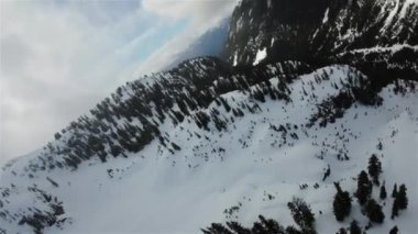Kanada 'nın karla kaplı dağ manzarasının üzerinde uçan hava. British Columbia, Kanada. Dinamik Sinema