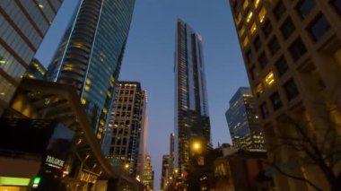 Vancouver, British Columbia, Kanada - 10 Şubat 2023: Şehir merkezindeki inşaat ve işlek cadde. 