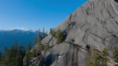Yukarıdan Şef Dağ Manzarası. Squamish, BC, Kanada. Kanada Doğa Peyzajı. Havadan Sinema Panosu