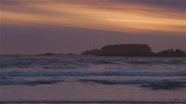 Pasifik Okyanusu 'nun batı kıyısında, dramatik günbatımı sırasında. Cox Bay, Tofino, Vancouver Adası, BC, Kanada. Kanada Doğa Arkaplanı. Yavaş Hareket