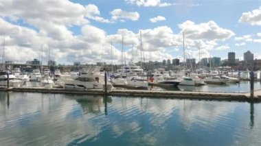 Vancouver şehir merkezi, British Columbia, Kanada. False Creek 'teki Modern Mimari Binaları' ndan Marina. Şehir Şehri. Güneşli Bulutlu Gökyüzü.