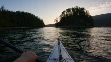 Belcarra, Vancouver, BC, Kanada yakınlarındaki Indian Arm 'da kayak yaparken. Güneşli Günbatımı. Macera Yolculuğu Konsepti