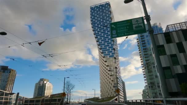 加拿大不列颠哥伦比亚省温哥华市中心 2023年4月1日 卡比桥 Cambie Bridge 上的道路 城市的现代建筑 日落前的晴空 — 图库视频影像
