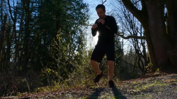 Adult Man Πρακτική Πολεμικές Τέχνες Και Kickboxing Ένα Πάρκο Υγεία — Αρχείο Βίντεο