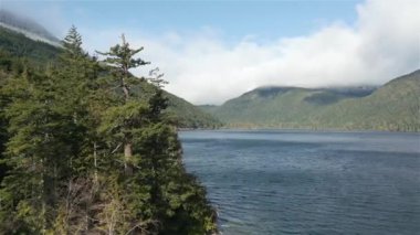 Kanada Dağ Manzarası ve Göl manzarası. Vancouver Adası, British Columbia, Kanada 'da çekilmiş. Doğa Arkaplanı