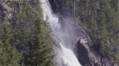 Kanada Doğa Manzarası 'nda dağdan aşağı akan şelale. Ağır çekim. Shannon Falls Squamish, British Columbia, Kanada.