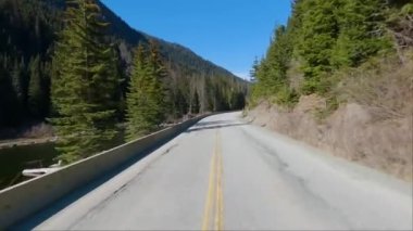 Duffey Lake Yolu, Lillooet 'tan Pemberton' a, British Columbia, Kanada. Dağ Vadisinde Manzaralı Otoyol. Güneşli Gün