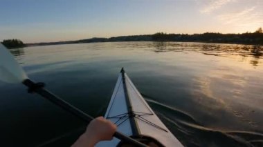 Belcarra, Vancouver, BC, Kanada yakınlarındaki Indian Arm 'da kayak yaparken. Güneşli Günbatımı. Macera Yolculuğu Konsepti