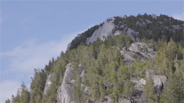 Felsige Klippen Chief Mountain Squamish Kanada Natur Hintergrund Sonniger Tag — Stockvideo