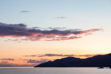 Pasifik Okyanusu 'nun batı kıyısındaki Rocky Shore. West Vancouver 'daki Deniz Feneri Parkı, British Columbia, Kanada. Günbatımı Gökyüzü.