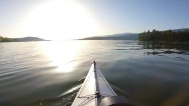 Belcarra, Vancouver, BC, Kanada yakınlarındaki Indian Arm 'da kayak yaparken. Güneşli Günbatımı. Macera Yolculuğu Konsepti