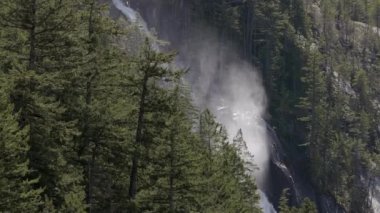 Kanada Doğa Manzarası 'nda dağdan inen Şelale' nin Hava Zoom Manzarası. Ağır çekim. Shannon Falls Squamish, British Columbia, Kanada 'da. Sinematik Pan