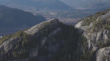 Rocky uçurumları Squamish, BC, Kanada 'daki Chief Mountain' da. Doğa Arkaplanı. Güneşli bir gün. Slow Motion Sinematik Pan