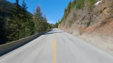 Duffey Lake Yolu, Lillooet 'tan Pemberton' a, British Columbia, Kanada. Dağ Vadisinde Manzaralı Otoyol. Güneşli Gün