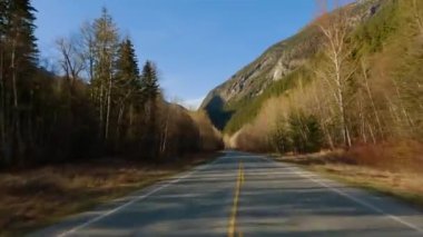 Duffey Lake Yolu, Lillooet 'tan Pemberton' a, British Columbia, Kanada. Dağ Vadisinde Manzaralı Otoyol. Güneşli Günbatımı