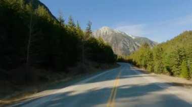 Duffey Lake Yolu, Lillooet 'tan Pemberton' a, British Columbia, Kanada. Dağ Vadisinde Manzaralı Otoyol. Güneşli Gün
