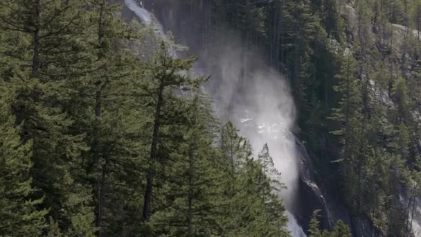 Zoom Aéreo Vista Cascada Que Baja Por Montaña Paisaje Natural — Vídeo de stock