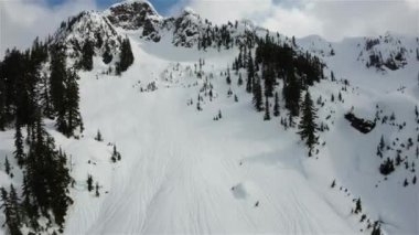 Kanada 'nın karla kaplı dağ manzarasının üzerinde uçan hava. British Columbia, Kanada. Dinamik Sinema