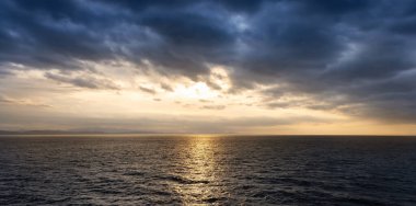 Pasifik Okyanusu 'nun batı kıyısındaki fırtınalı günlerde bulutlu bulutlu hava. British Columbia, Kanada. Günbatımı Gökyüzü