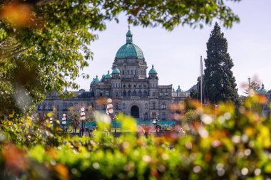 Güneşli bir günde başkentteki British Columbia Yasama Meclisi. Victoria, Vancouver Adası, BC, Kanada. Çiçekler.