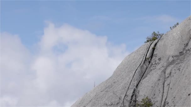 Falésias Rochosas Chief Mountain Squamish Canadá Fundo Natureza Dia Ensolarado — Vídeo de Stock