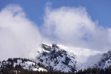 Gökyüzü Pilot Dağı karla kaplı. Kanada Peyzaj Doğa Arkaplanı. Squamish, British Columbia, Kanada. Güneşli Gün