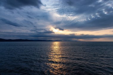 Pasifik Okyanusu 'nun batı kıyısındaki fırtınalı günlerde bulutlu bulutlu hava. British Columbia, Kanada. Günbatımı Gökyüzü