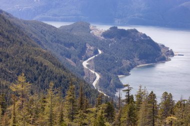 Squamish, BC, Kanada 'daki Sea' den Sky Highway 'e hava görüntüsü. Parlak güneşli bir gün. Büyüt