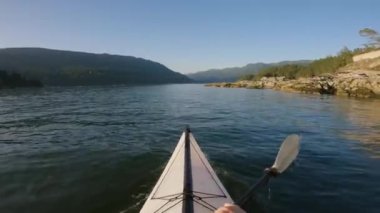 Belcarra, Vancouver, BC, Kanada yakınlarındaki Indian Arm 'da kayak yaparken. Güneşli Günbatımı. Macera Yolculuğu Konsepti