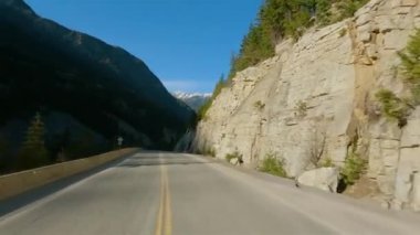 Duffey Lake Yolu, Lillooet 'tan Pemberton' a, British Columbia, Kanada. Dağ Vadisinde Manzaralı Otoyol. Güneşli Günbatımı